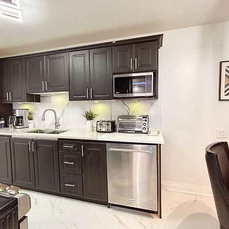 Super Luxury Family Home - 3 Bedrooms, 1 Full Bathroom And 1 Half Washroom With Free Parking, Wifi, Netflix トロント エクステリア 写真