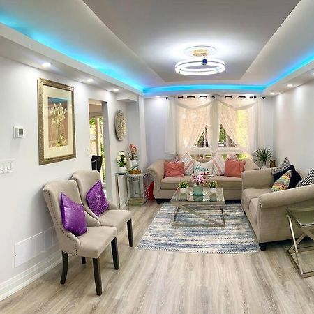 Super Luxury Family Home - 3 Bedrooms, 1 Full Bathroom And 1 Half Washroom With Free Parking, Wifi, Netflix トロント エクステリア 写真