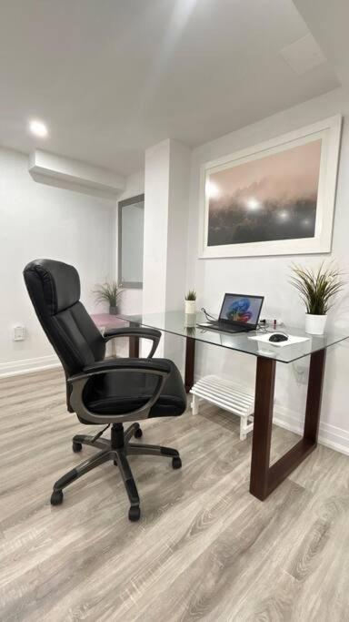 Super Luxury Family Home - 3 Bedrooms, 1 Full Bathroom And 1 Half Washroom With Free Parking, Wifi, Netflix トロント エクステリア 写真