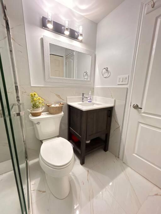 Super Luxury Family Home - 3 Bedrooms, 1 Full Bathroom And 1 Half Washroom With Free Parking, Wifi, Netflix トロント エクステリア 写真