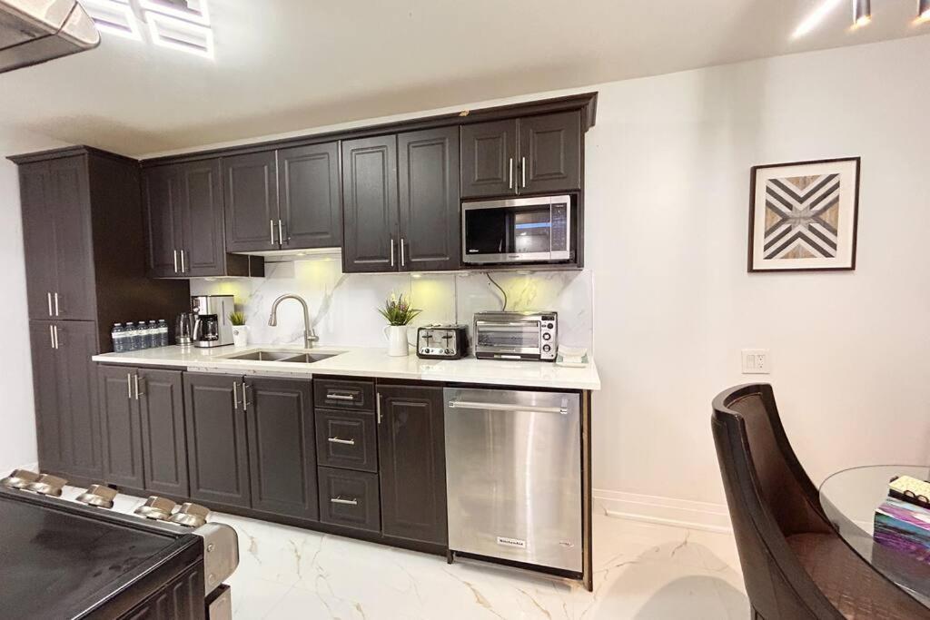 Super Luxury Family Home - 3 Bedrooms, 1 Full Bathroom And 1 Half Washroom With Free Parking, Wifi, Netflix トロント エクステリア 写真