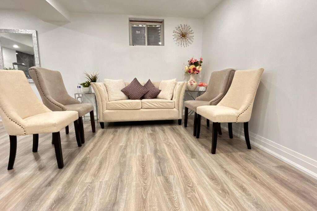 Super Luxury Family Home - 3 Bedrooms, 1 Full Bathroom And 1 Half Washroom With Free Parking, Wifi, Netflix トロント エクステリア 写真