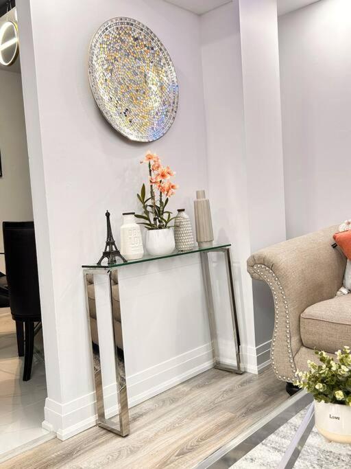 Super Luxury Family Home - 3 Bedrooms, 1 Full Bathroom And 1 Half Washroom With Free Parking, Wifi, Netflix トロント エクステリア 写真