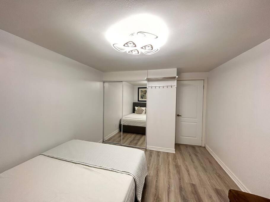 Super Luxury Family Home - 3 Bedrooms, 1 Full Bathroom And 1 Half Washroom With Free Parking, Wifi, Netflix トロント エクステリア 写真