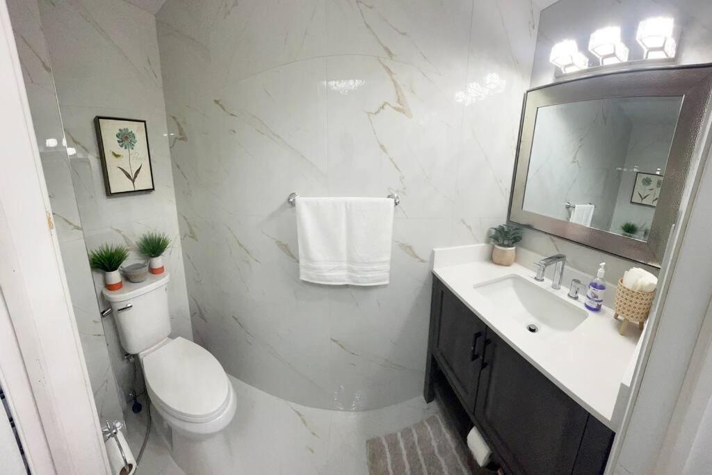 Super Luxury Family Home - 3 Bedrooms, 1 Full Bathroom And 1 Half Washroom With Free Parking, Wifi, Netflix トロント エクステリア 写真