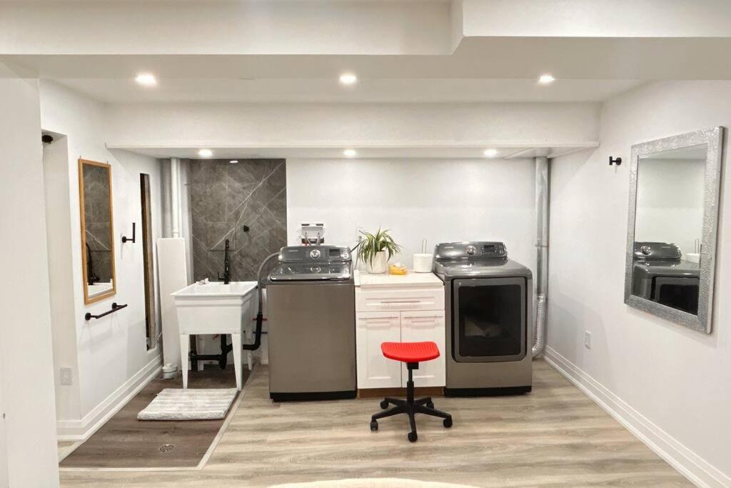 Super Luxury Family Home - 3 Bedrooms, 1 Full Bathroom And 1 Half Washroom With Free Parking, Wifi, Netflix トロント エクステリア 写真