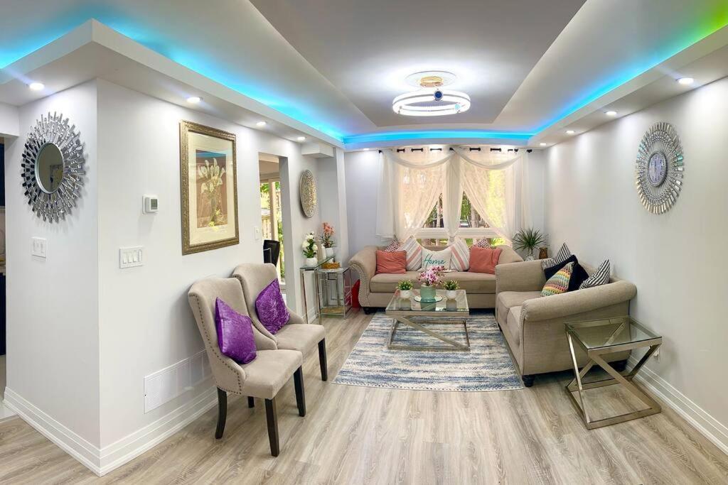 Super Luxury Family Home - 3 Bedrooms, 1 Full Bathroom And 1 Half Washroom With Free Parking, Wifi, Netflix トロント エクステリア 写真