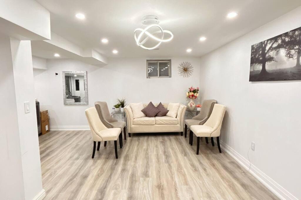 Super Luxury Family Home - 3 Bedrooms, 1 Full Bathroom And 1 Half Washroom With Free Parking, Wifi, Netflix トロント エクステリア 写真