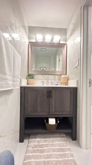 Super Luxury Family Home - 3 Bedrooms, 1 Full Bathroom And 1 Half Washroom With Free Parking, Wifi, Netflix トロント エクステリア 写真