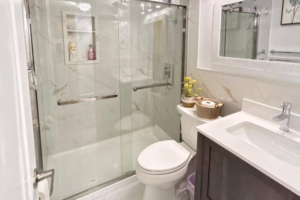 Super Luxury Family Home - 3 Bedrooms, 1 Full Bathroom And 1 Half Washroom With Free Parking, Wifi, Netflix トロント エクステリア 写真
