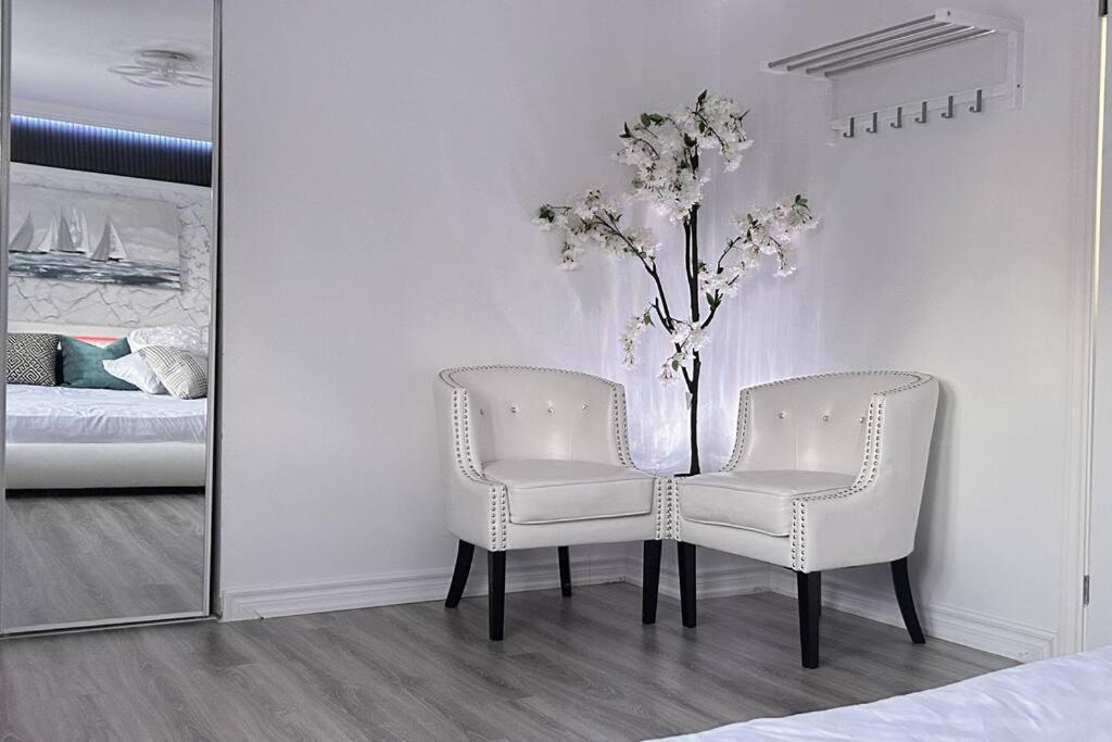 Super Luxury Family Home - 3 Bedrooms, 1 Full Bathroom And 1 Half Washroom With Free Parking, Wifi, Netflix トロント エクステリア 写真
