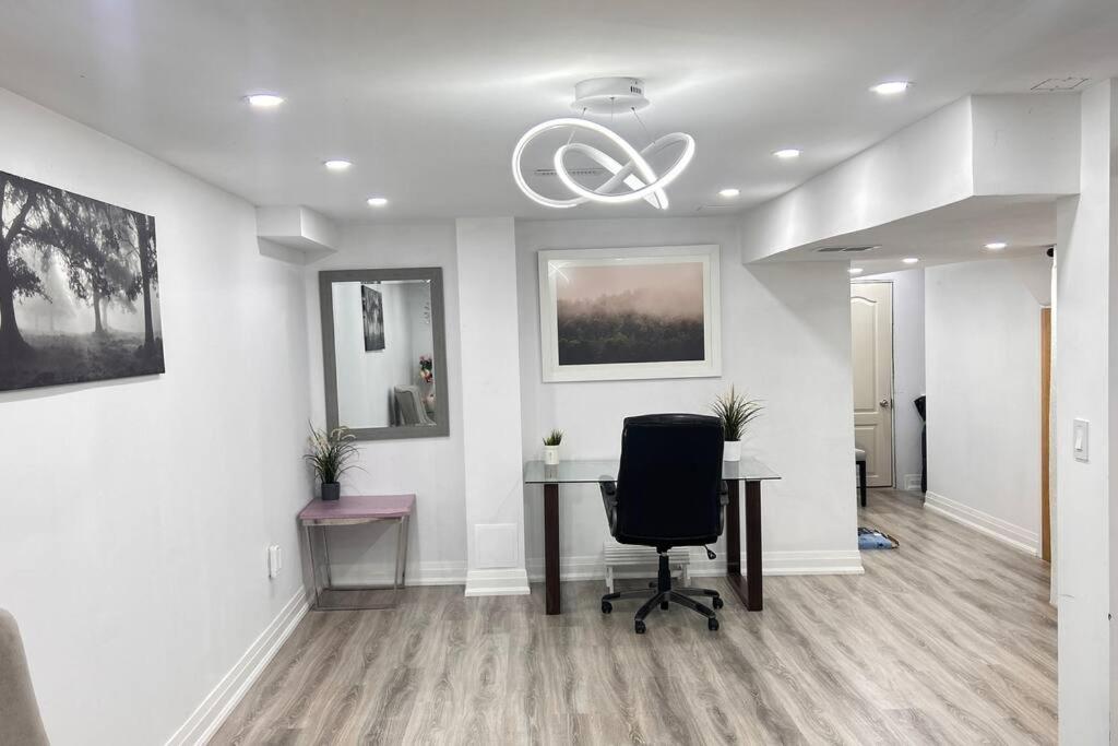 Super Luxury Family Home - 3 Bedrooms, 1 Full Bathroom And 1 Half Washroom With Free Parking, Wifi, Netflix トロント エクステリア 写真