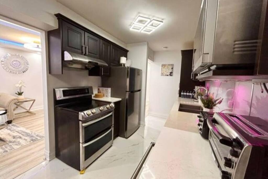 Super Luxury Family Home - 3 Bedrooms, 1 Full Bathroom And 1 Half Washroom With Free Parking, Wifi, Netflix トロント エクステリア 写真