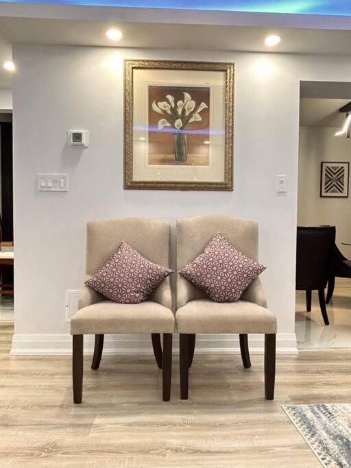 Super Luxury Family Home - 3 Bedrooms, 1 Full Bathroom And 1 Half Washroom With Free Parking, Wifi, Netflix トロント エクステリア 写真