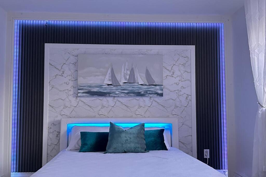 Super Luxury Family Home - 3 Bedrooms, 1 Full Bathroom And 1 Half Washroom With Free Parking, Wifi, Netflix トロント エクステリア 写真