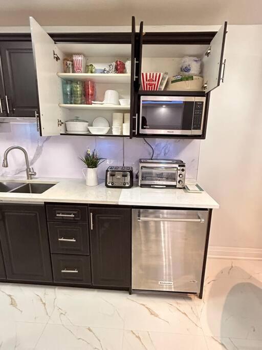 Super Luxury Family Home - 3 Bedrooms, 1 Full Bathroom And 1 Half Washroom With Free Parking, Wifi, Netflix トロント エクステリア 写真