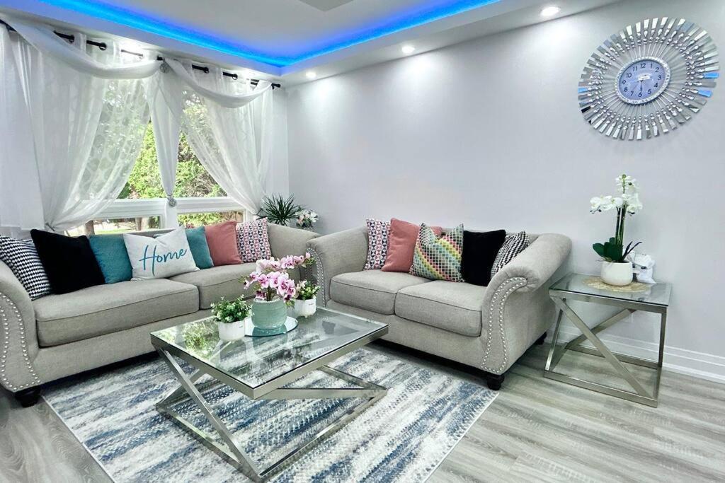 Super Luxury Family Home - 3 Bedrooms, 1 Full Bathroom And 1 Half Washroom With Free Parking, Wifi, Netflix トロント エクステリア 写真